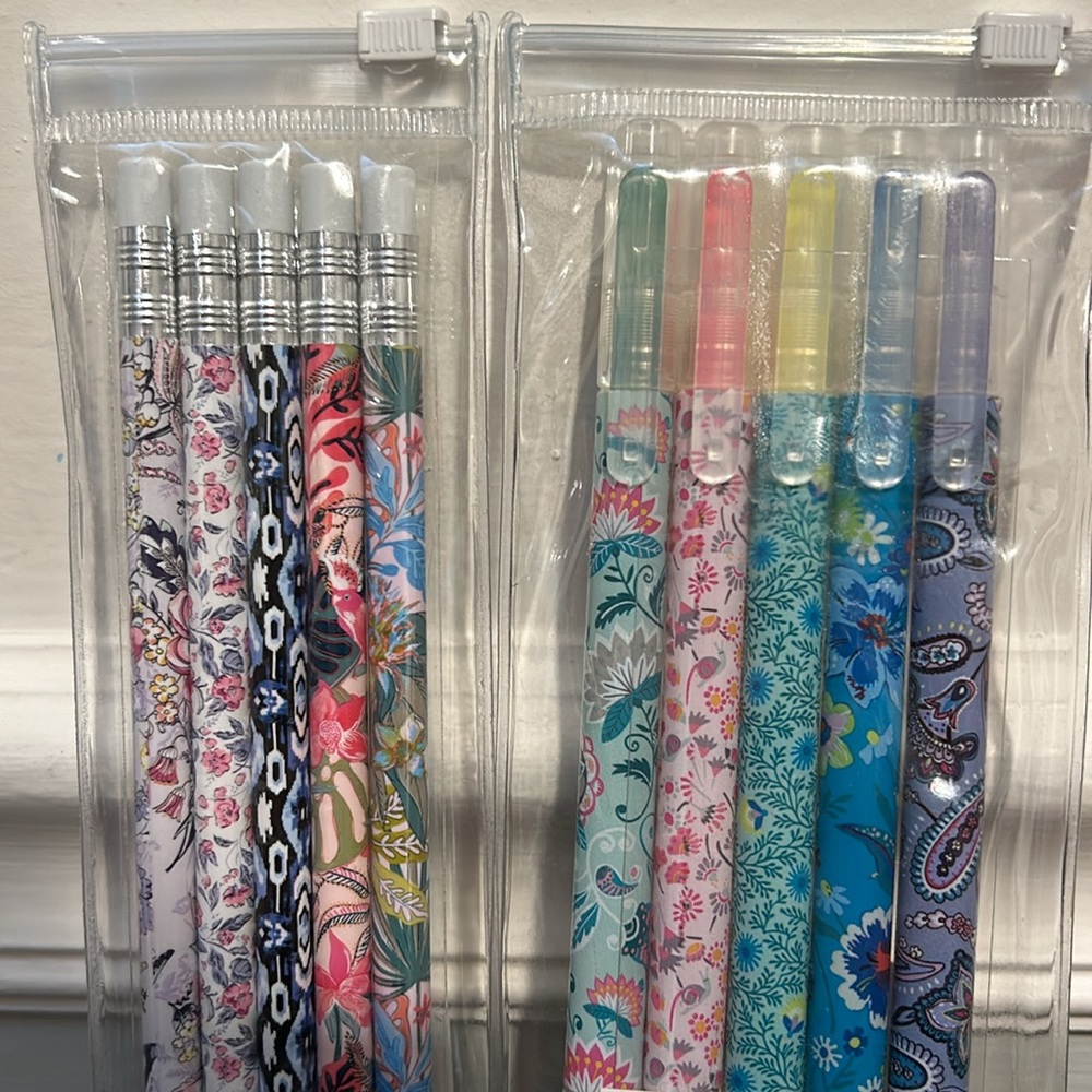 🎄5/$50 Gifts🎄 New! Vera Bradley Pencil Pouch, Highlighters, & Pencil Set - Picture 5 of 6